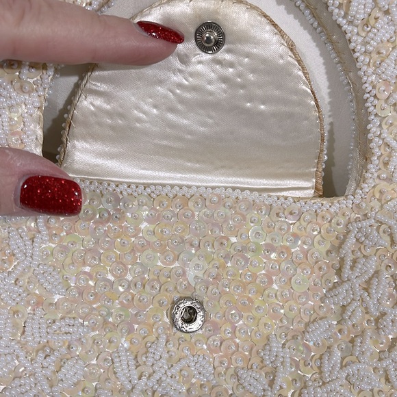 VINTAGE 1960’s LA REGALE IVORY IRIDESCENT & WHITE PEARL FULLY BEADED EVENING BAG - Picture 5 of 12